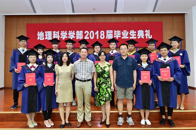 20180628153018983398609179.jpg 3-给优秀硕士毕业生颁奖.jpg